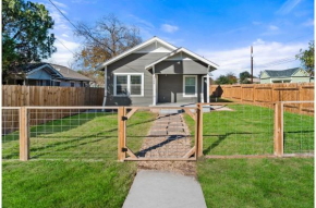 Step into Comfort in this 3BR2BA Downtown Retreat